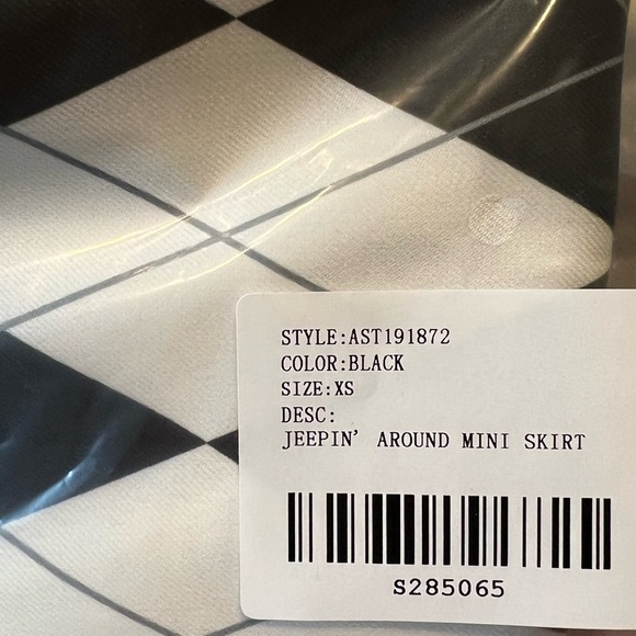 NWT XS Dolls Kill Sugar Thrillz She’s Jeepin’ Around Mini Skirt Argyle blk/white - Picture 7 of 8